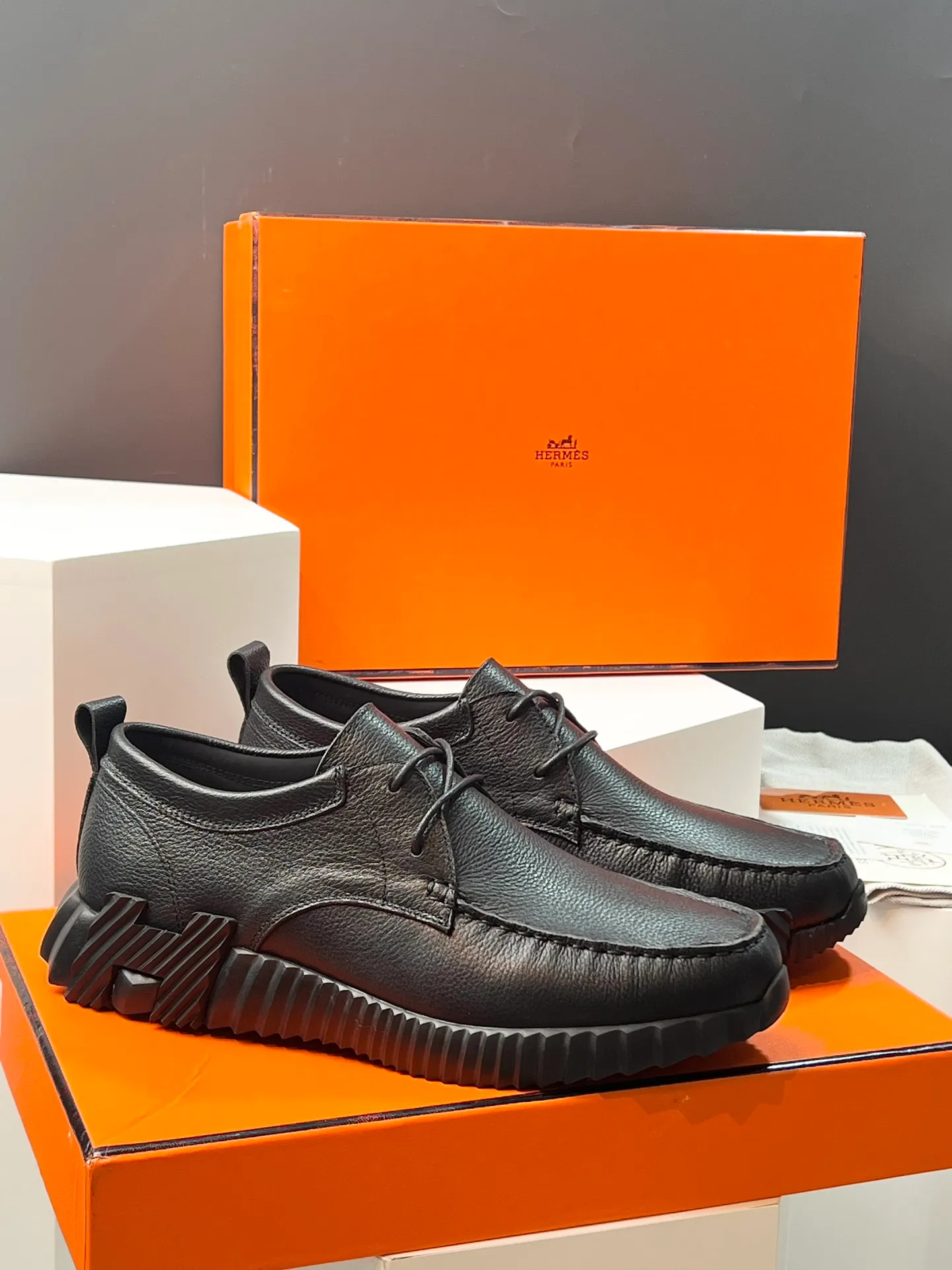 PP660【Hermes】fe new arrival~New Bouncing sneakers are the most comfortable shoes from Hermès. They are extremely light on the feet and look great. You won’t feel tired even when you go shopping and running around👍. They are light and comfortable. They are extremely light. They are perfect for both sports and leisure. They feel great when you step on them! It’s up to you to choose, there’s always what you want~ ✔️Fabric: Imported first-layer cowhide ✔️Inner lining: Imported water-dyed cowhide ✔️Outsole: Seamless combination of IP+TPU (multi-color letters) German technology irradiation machine ✔️Code number: Male 38-44 (45 customized)